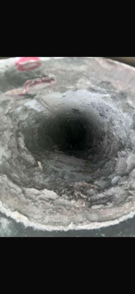 Abertura del ducto de la secadora cubierta de pelusa compactada